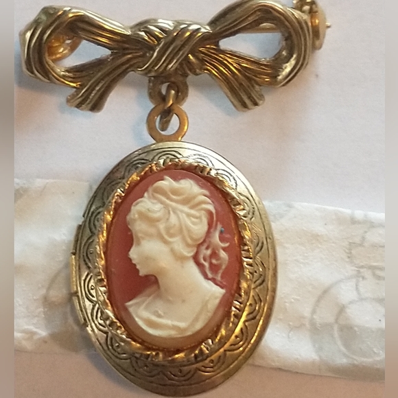 cameo Vintage faux  locket on bow pin - Picture 1 of 4